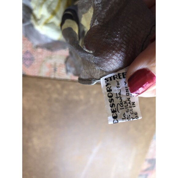 VTG Oscar de la Renta I’ve hundred percent silk scarf, 30 inches floral￼ - Picture 4 of 5